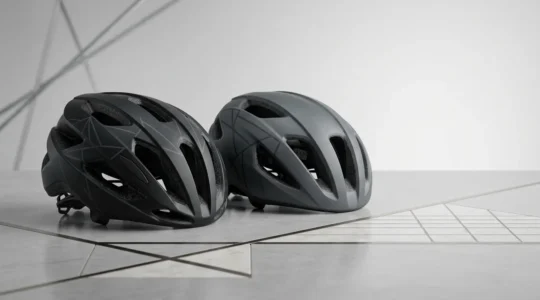 Comparaison visuelle entre casques de vélo de différentes gammes de prix montrant une protection équivalente