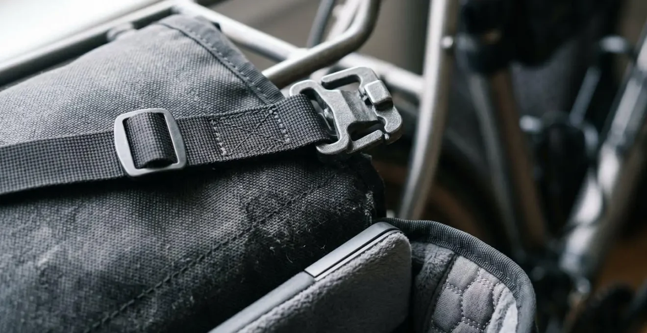 Sacoche de vélo fixée sur porte-bagages avec système de protection rembourré