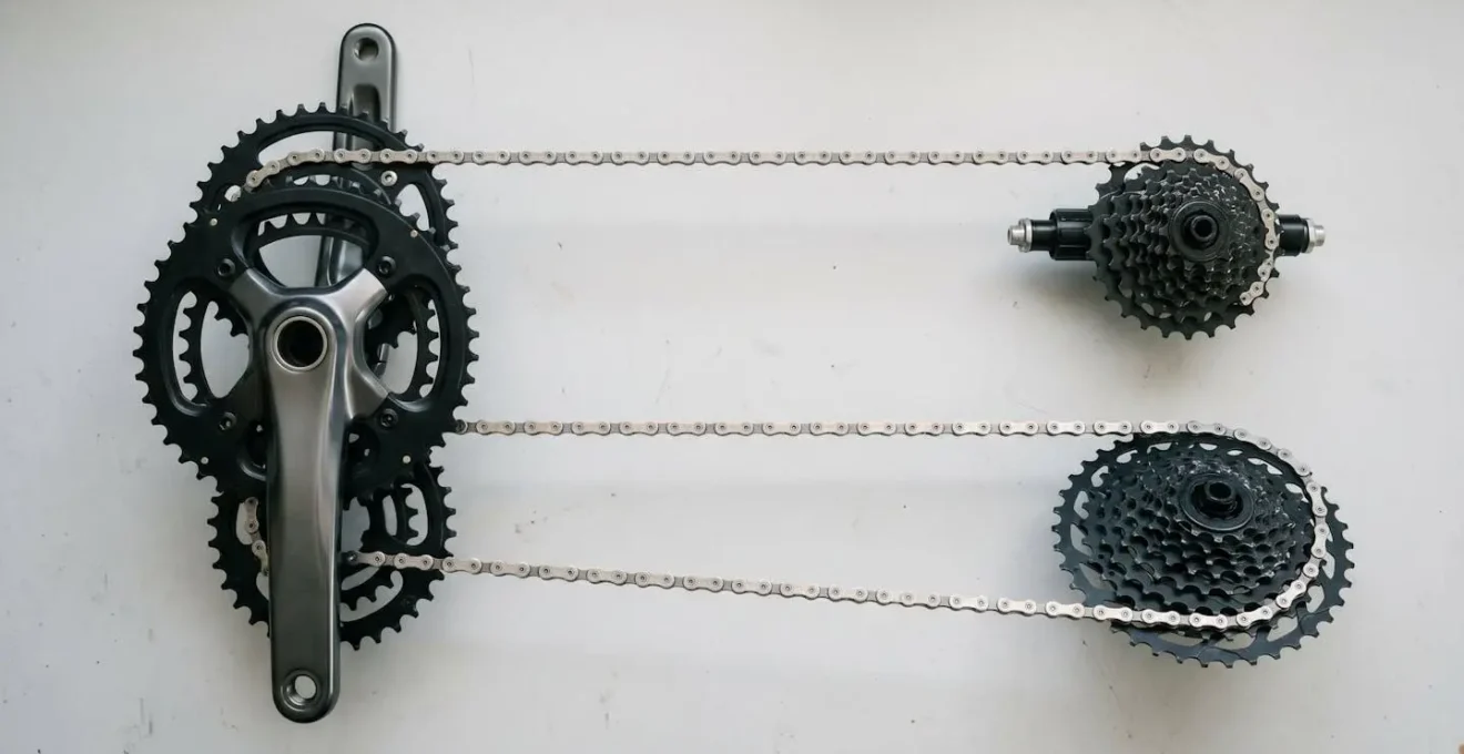 Vue schématique de dessus montrant une ligne de chaîne droite et une ligne de chaîne croisée avec un angle extrême sur une transmission de vélo.