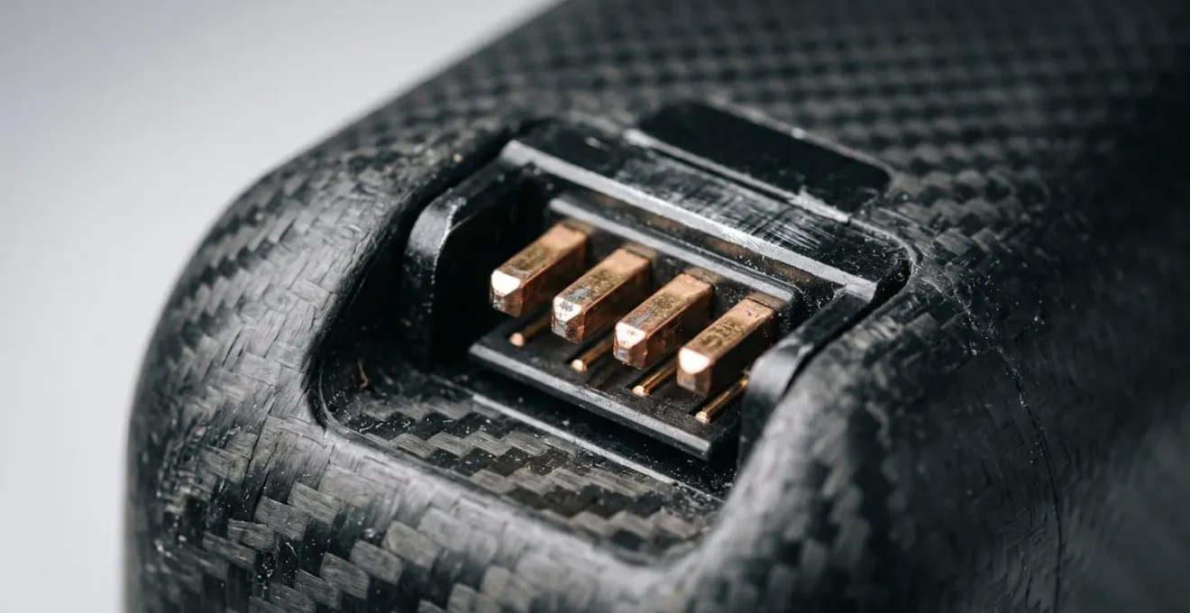 Gros plan technique sur une batterie de vélo électrique avec connecteurs visibles