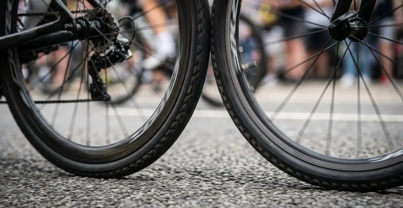 Gros plan sur les roues de cyclistes en peloton montrant la distance de sécurité optimale