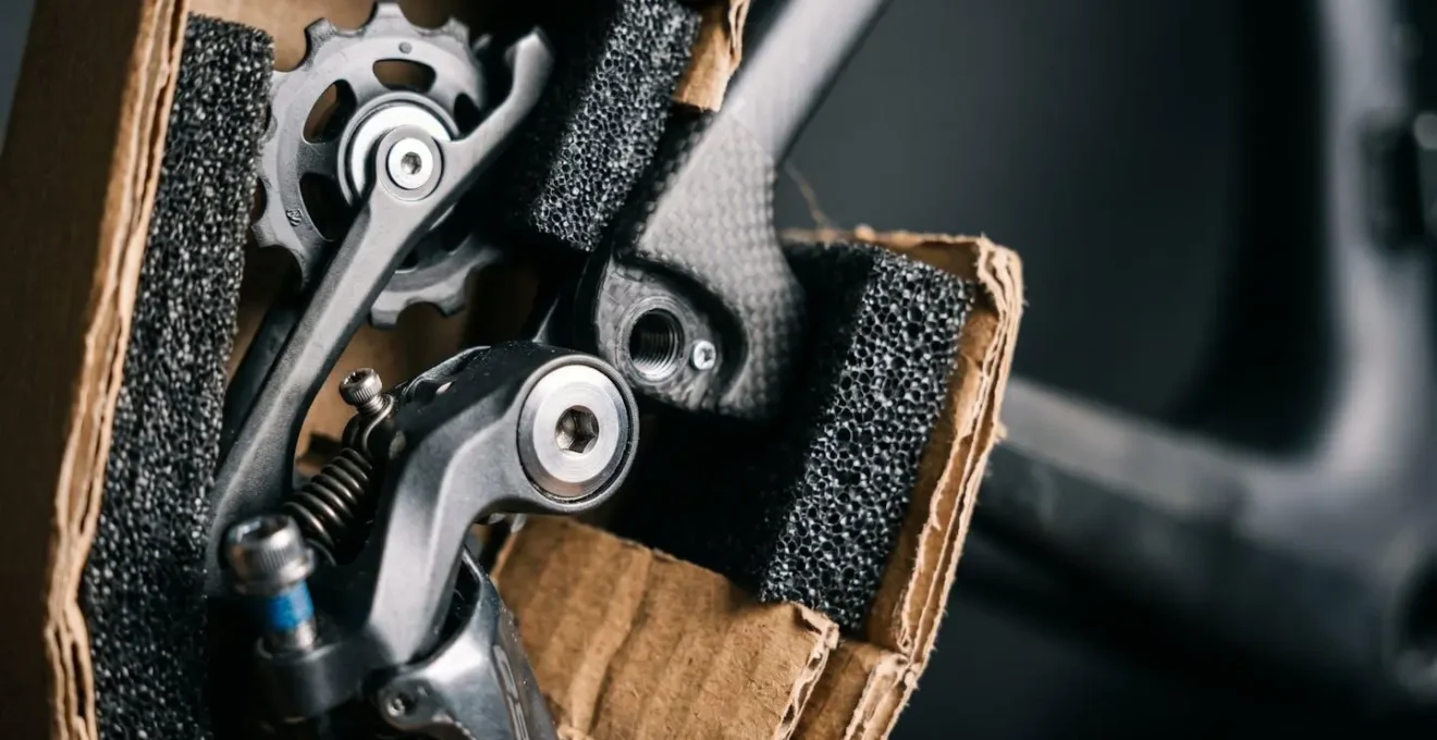 Dérailleur arrière de vélo protégé avec des matériaux de protection pour le transport