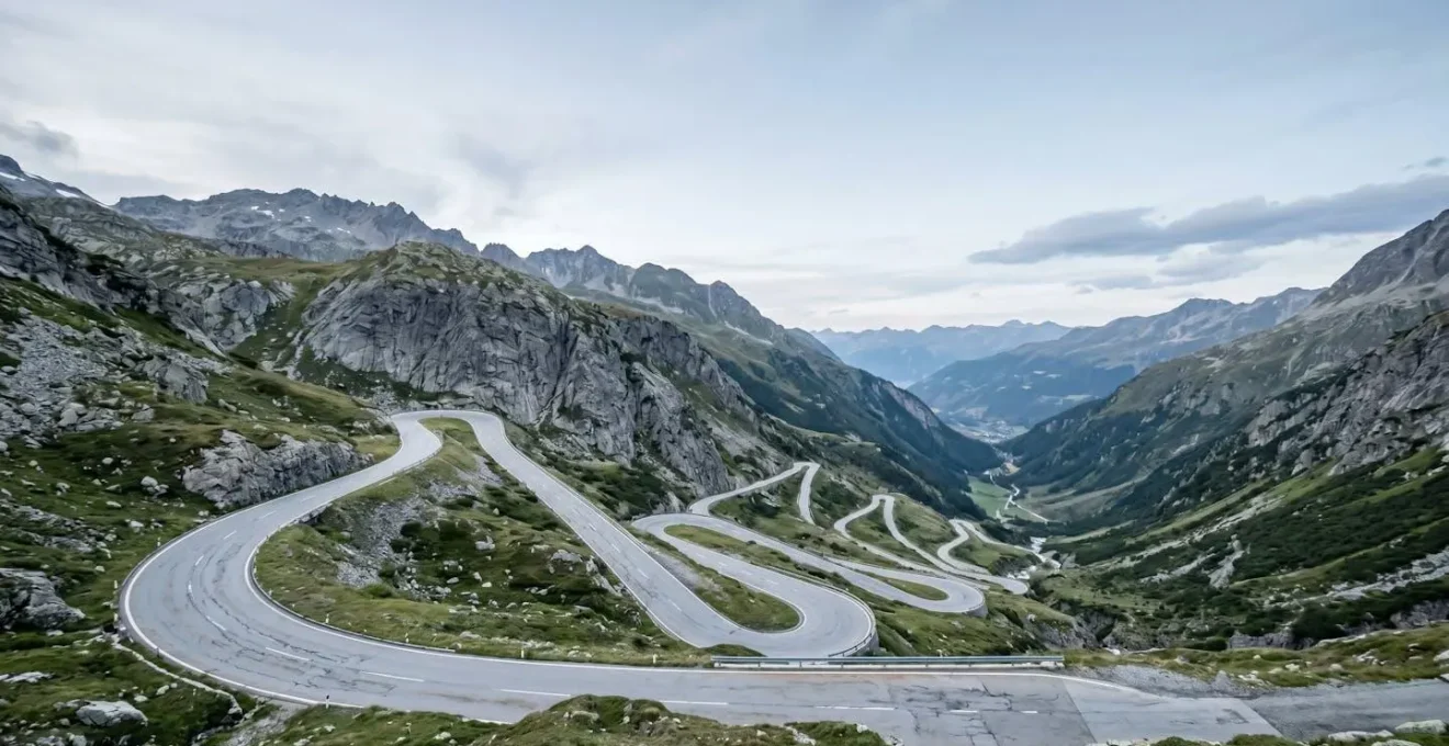 Vue panoramique d'une route de montagne sinueuse en descente