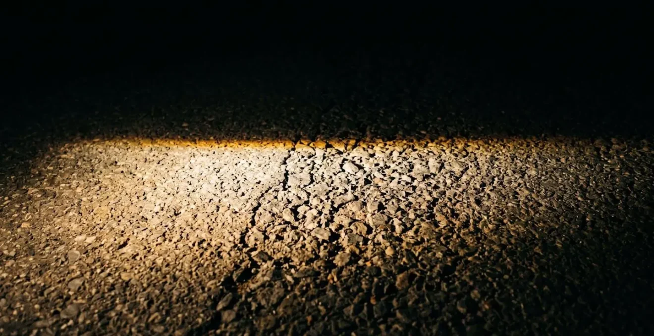 Faisceau lumineux de phare vélo avec ligne de coupure nette éclairant la route de nuit
