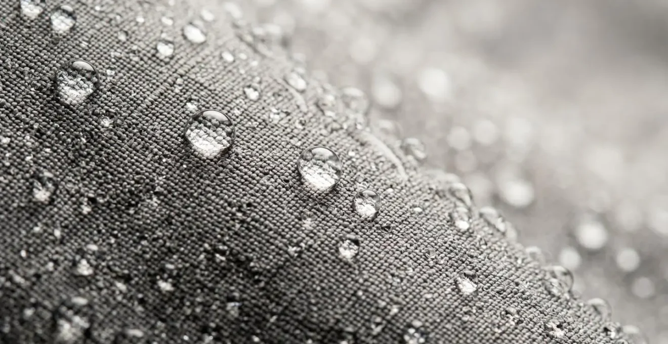 Equipement technique anti-pluie pour cycliste urbain présenté de manière éditoriale