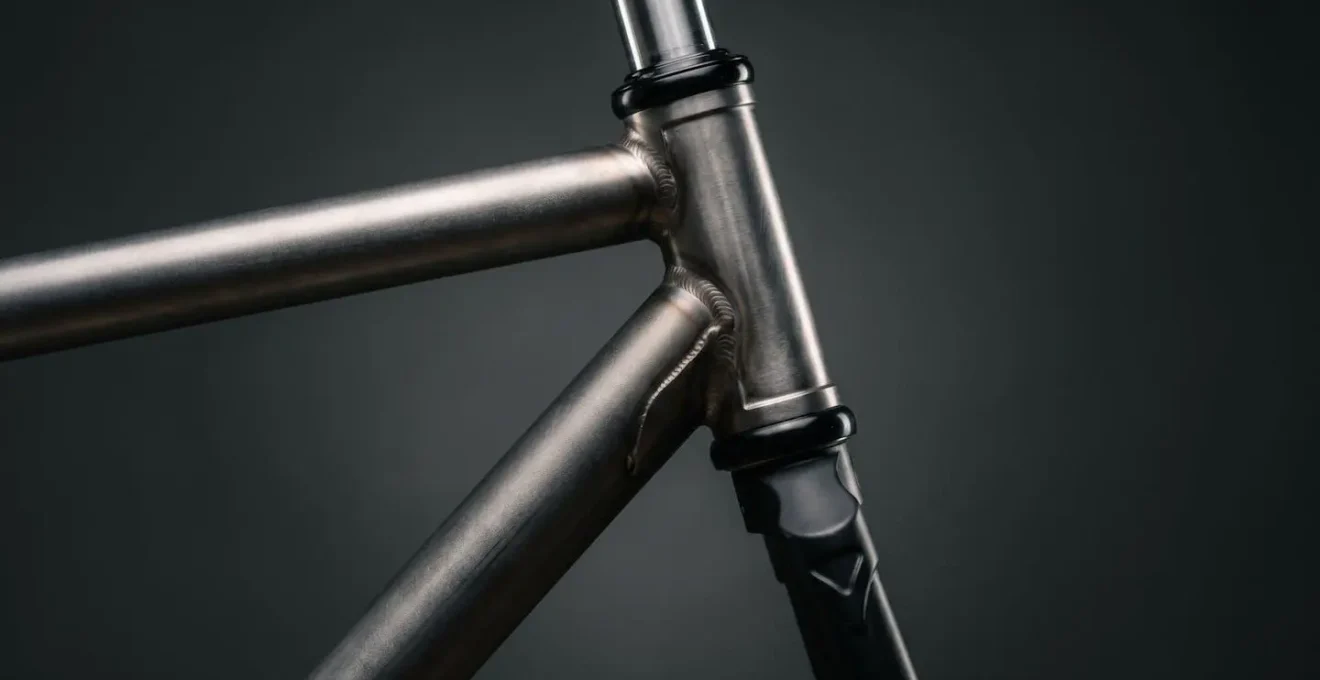 Comparaison visuelle de l'angle de direction et de la géométrie d'un VTT versus un Gravel