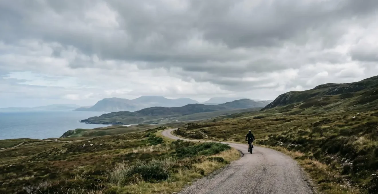 Composition minimaliste montrant l'environnement de pratique du vélo électrique dans un paysage naturel